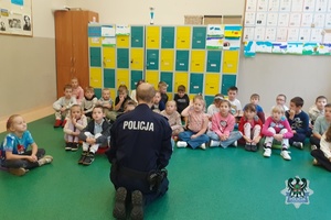 Na zdjęciu policjant w trakcie pogadanki z uczniami.