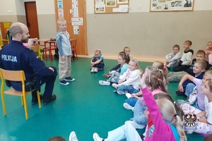 Na zdjęciu policjant w trakcie pogadanki z uczniami.
