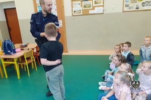 Na zdjęciu policjant w trakcie pogadanki z uczniami.