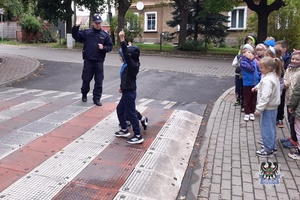Na zdjęciu policjanci i dzieci podczas działań bezpieczna droga do szkoły.