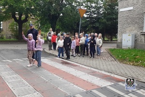 Na zdjęciu policjanci i dzieci podczas działań bezpieczna droga do szkoły.