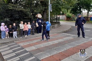 Na zdjęciu policjanci i dzieci podczas działań bezpieczna droga do szkoły.