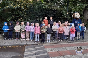 Na zdjęciu policjanci i dzieci podczas działań bezpieczna droga do szkoły.