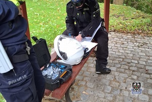 Na zdjęciu policjant sporządza dokumentację służbową.