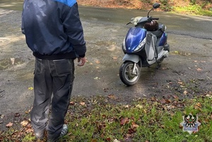 Na zdjęciu kontrolowany motorower.