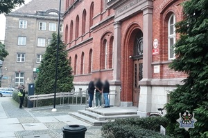 Na zdjęciu policjanci zatrzymali poszukiwanego mężczyznę.