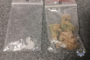 Na zdjęciu narkotyki w postaci marihuany i metamfetaminy.