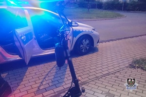Na zdjęciu radiowóz oraz hulajnoga.