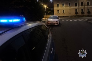 Na zdjęciu radiowóz oraz samochód osobowy.