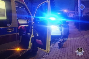 Na zdjęciu radiowóz oraz samochód osobowy.
