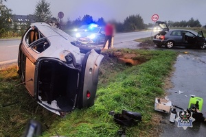 Mamy jesienną pogodę. Pamiętajmy o zachowaniu bezpiecznej odległości od poprzedzającego pojazdu i o dostosowaniu prędkości po panujących warunków na jezdni