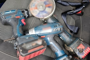 Włamywacze oraz paser zatrzymani. Odzyskane skradzione mienie. Jeden z podejrzanych poszukiwany