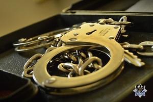 na zdjęciu kajdanki