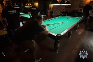 Na zdjęciu zawodnik przy stole bilardowym.