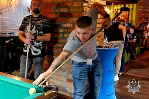 Na zdjęciu zawodnik przy stole bilardowym.