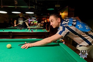 Na zdjęciu zawodnik przy stole bilardowym.
