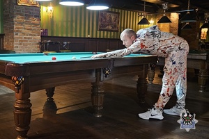 Na zdjęciu zawodnik przy stole bilardowym.