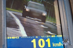 Screen z prędkością samochodu 101 km/h.