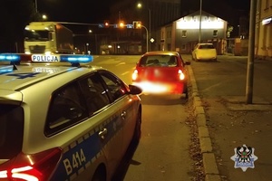 Na zdjęciu radiowóz oraz kontrolowany samochód.