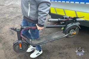 Na zdjęciu złożona hulajnoga elektryczna.
