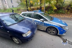 Na zdjęciu policyjny radiowóz oraz kontrolowany samochód.
