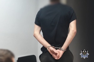 Na zdjęciu kajdanki na ręce zatrzymanego.