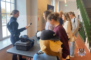 Na zdjęciu policjanta przy stanowisku promocyjnym oraz mieszkańcy.