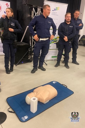 Na zdjęciu policjanci w trakcie tzw. resuscytacji krążeniowo-oddechowej.