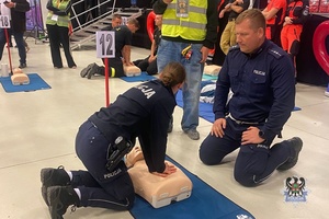 Na zdjęciu policjanci w trakcie tzw. resuscytacji krążeniowo-oddechowej.