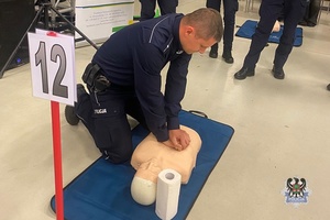 Na zdjęciu policjanci w trakcie tzw. resuscytacji krążeniowo-oddechowej.