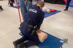 Na zdjęciu policjanci w trakcie tzw. resuscytacji krążeniowo-oddechowej.