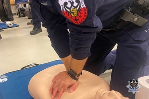Na zdjęciu policjanci w trakcie tzw. resuscytacji krążeniowo-oddechowej.
