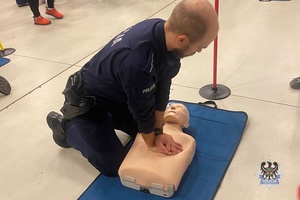 Na zdjęciu policjanci w trakcie tzw. resuscytacji krążeniowo-oddechowej.