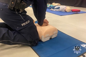 Na zdjęciu policjanci w trakcie ćwiczeń z resuscytacji.