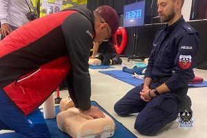 Na zdjęciu policjanci w trakcie ćwiczeń z resuscytacji.