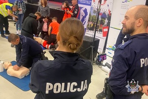 Na zdjęciu policjanci w trakcie ćwiczeń z resuscytacji.