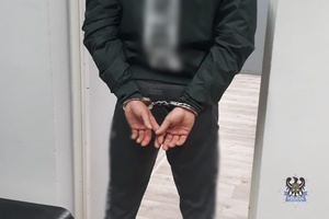 Na zdjęciu kajdanki na ręce zatrzymanego.