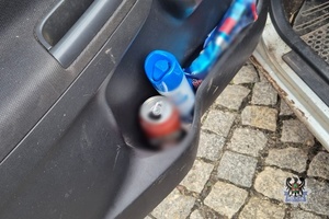 Na zdjęciu puszka piwa w samochodzie.