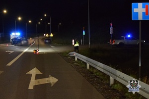 Na zdjęciu uszkodzony w wyniku kolizji samochód.