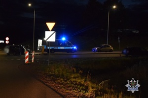 Na zdjęciu uszkodzony w wyniku kolizji samochód.