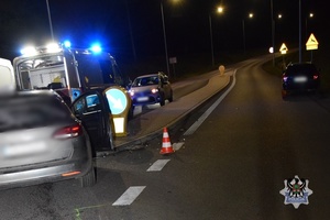 Na zdjęciu uszkodzony w wyniku kolizji samochód.