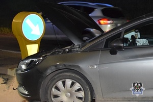 Na zdjęciu uszkodzony w wyniku kolizji samochód.