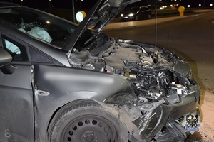 Na zdjęciu uszkodzony w wyniku kolizji samochód.