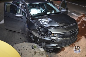 Na zdjęciu uszkodzony w wyniku kolizji samochód.