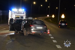 Na zdjęciu uszkodzony w wyniku kolizji samochód.