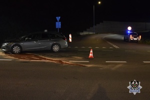 Na zdjęciu uszkodzony w wyniku kolizji samochód.