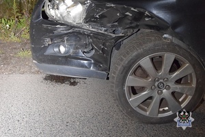 Na zdjęciu uszkodzony w wyniku kolizji samochód.