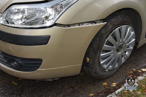 Na zdjęciu uszkodzony w wyniku kolizji samochód.