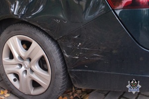 Na zdjęciu uszkodzony w wyniku kolizji samochód.