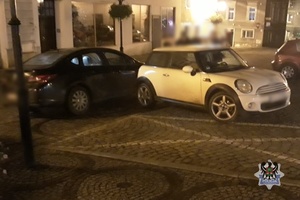 Na zdjęciu nieoznakowany radiowóz oraz kontrolowany samochód.